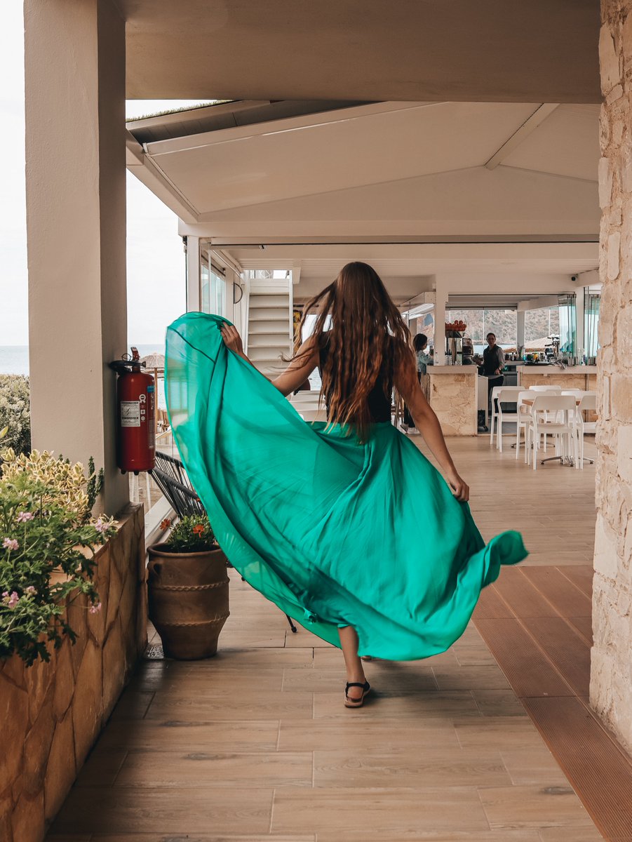 🌿Embrace the beauty of our chiffon maxi skirt in a gorgeous shade of green! This breezy, elegant piece is perfect for creating unforgettable outfits. Add some flair to your wardrobe today! 💚@dailylaurenamber 

Skirt: chicwish.com/timeless-favor…

#chicwish #maxiskirt