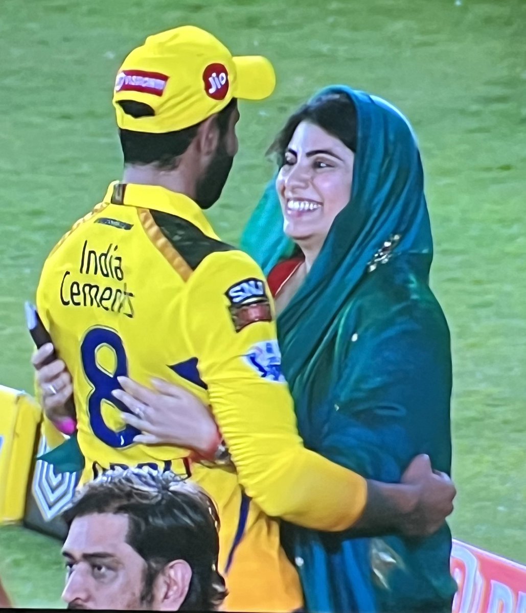 शायद आत्मीयता से गले लगाना इसे ही कहते हैं
❤️🥺