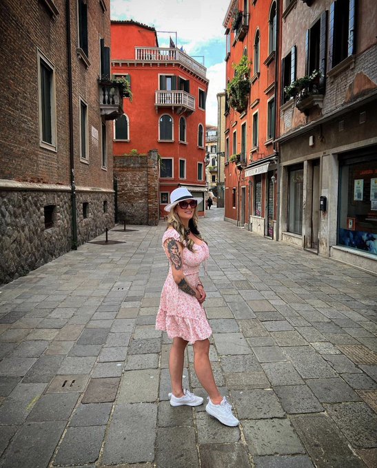 Having a wonderful time in Italy... gondola rides in Venice, jewelry shopping and art museums in Florence<a href="/tag/directorlife"class="tags"><span>#directorlife</span></a>