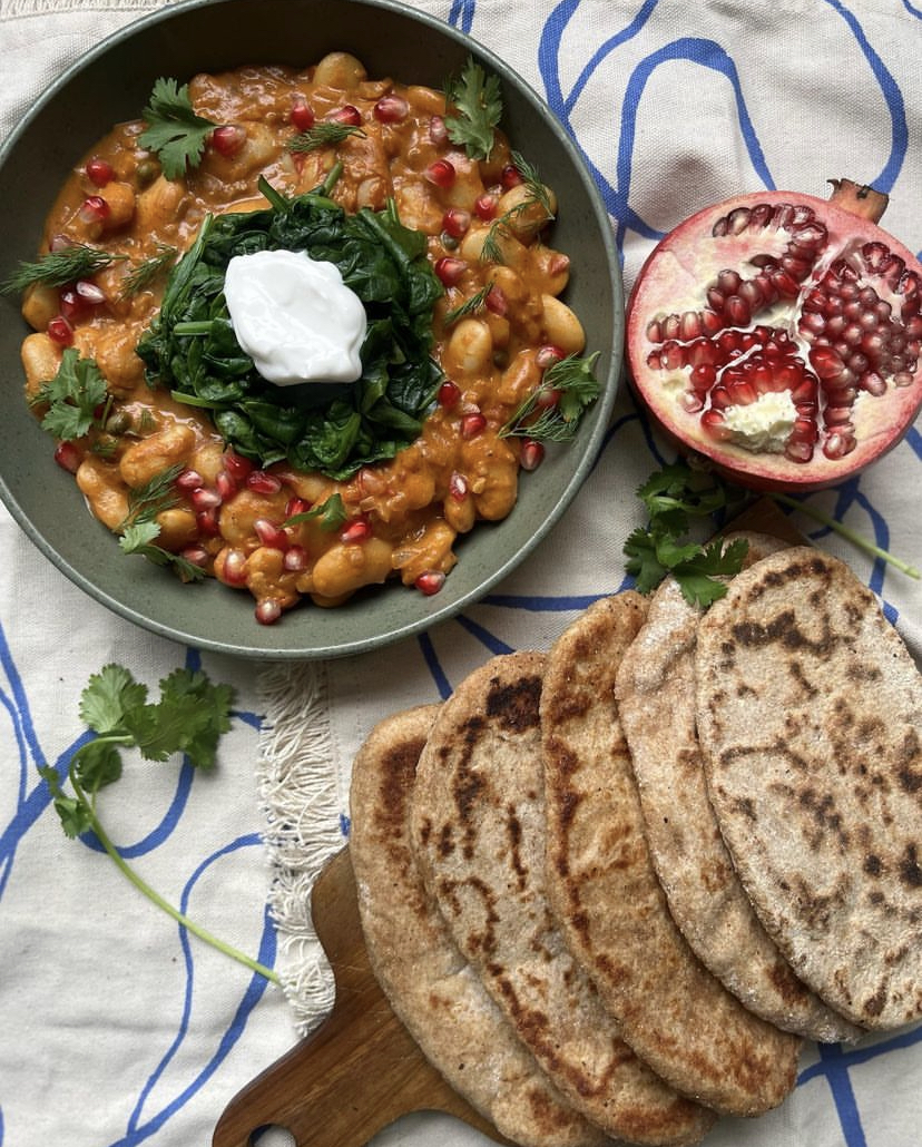 Let’s give it up for this plant based butter(bean) “chicken” with homemade wholemeal garlic naans by @chopandchange 🙌🏼😍🌱 Head to Juliette’s Instagram page for the recipe and find our products on Ocado 😋 #ThePowerOfBeans #YummyNakedGoodness #RaisingAnOrganicCulture
