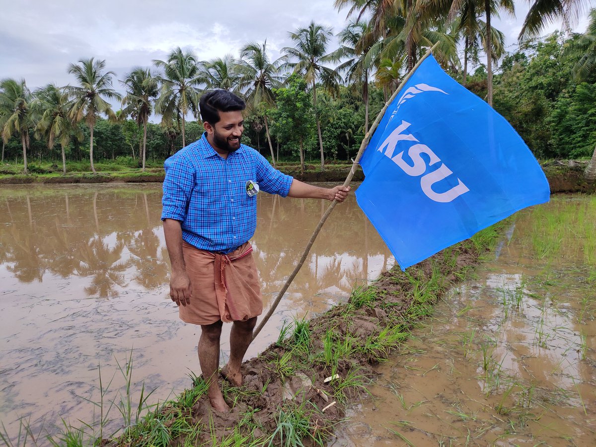 shafibrigade's tweet photo. ഈ കെ.എസ്.യു.വിനോടുള്ള പ്രണയം എന്നവസാനിക്കും?

അതവസാനിക്കുന്നില്ലല്ലോ...💙

കെ.എസ്.യു. 66മത് ജന്മദിനം.

മുന്നേ നടന്നവർക്കും, പിന്നിൽ നടന്നുകൊണ്ടിരിക്കുന്നവർക്കും ഹൃദയം നിറഞ്ഞ സ്ഥാപക ദിനാശംസകൾ.❣️ https://t.co/SaoESRfuDY