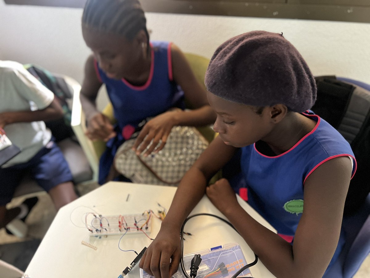 yokie_hawa's tweet photo. Empowering young minds with Basic Electronics! 💡✨our incredible kids delved into the fascinating world of LED connections, mastering both series and parallel circuits. They also learned to power the breadboard using Arduino, unlocking a whole new realm of creativity. https://t.co/oCelxfkNU6
