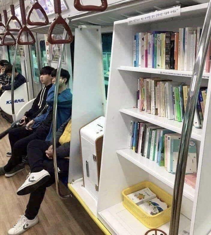 Just a tweet about libraries in trains in South Korea 😊✨📚