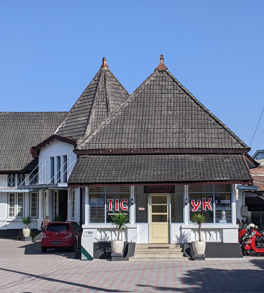 Arsitek indonesia, apa yg menghentikan kalian utk mendesain rumah seperti ini?