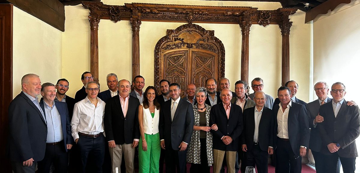 En #CANIRAC y #Dicares, sostuvimos un enriquecedor diálogo con el Secretario de la <a href="/SSC_CDMX/">SSC CDMX</a>, <a href="/OHarfuch/">Omar H Garcia Harfuch</a>, para fortalecer las vías de comunicación y acción conjunta en materia de seguridad, para el bienestar de la industria restaurantera, sus colaboradores y sus clientes🍴🚨