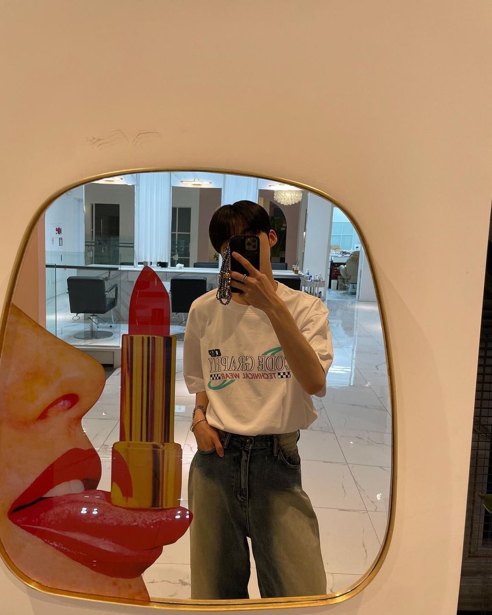 chanheeichoi's tweet photo. ㅤ

a heart full of generosity, a smile that lights up the room. i come to spreads joy and showering others with thoughtful gifts that will brighten your day. hopes everyone is happier today! 

 ㅤ https://t.co/wUG2ogsRBy