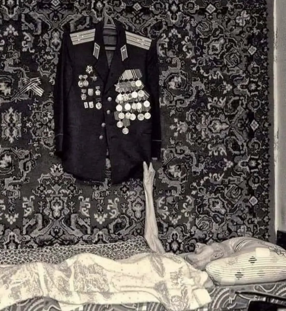 In 2010, a photograph captures the touching image of an elderly Russian man clutching his military uniform on his deathbed. The man seen in the picture is a Soviet soldier and a World War II veteran.

His uniform is adorned with various medals, many of which serve as reminders of…
