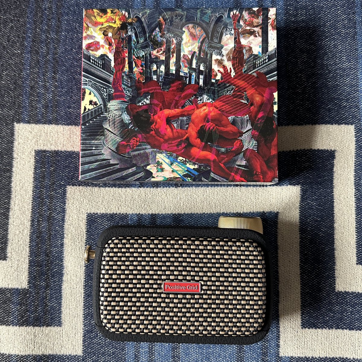 Hidachin's tweet image. うおおおおメチャ小さい！

どんな音するんやろ？🤔
仕事終わりまで我慢我慢。

#sparkgo 
#楽器は買いません