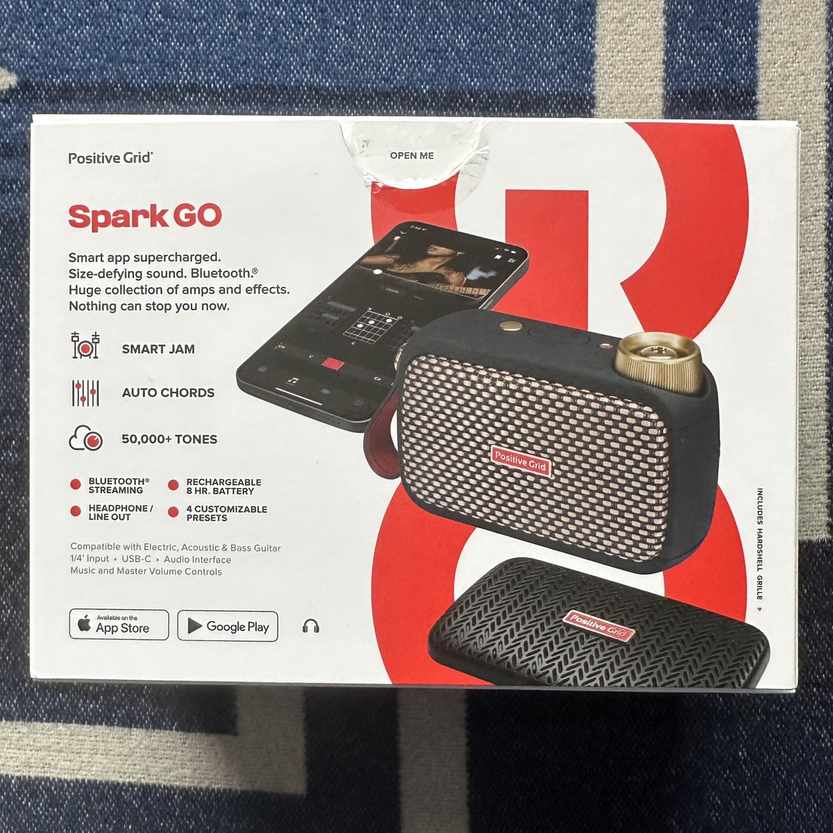 Hidachin's tweet image. うおおおおメチャ小さい！

どんな音するんやろ？🤔
仕事終わりまで我慢我慢。

#sparkgo 
#楽器は買いません