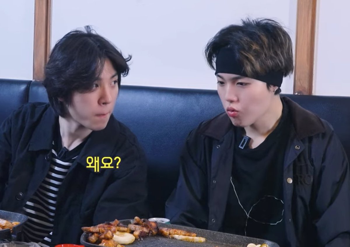 hwanscafe's tweet photo. 🐮: do you eat garlic?
🐰: no
🐮: why?
🐰: because i only love you … (word play/pun)

junghwan &amp; jaehyuk’s reactions 😭😭😭😭 https://t.co/gT4WodIwCY