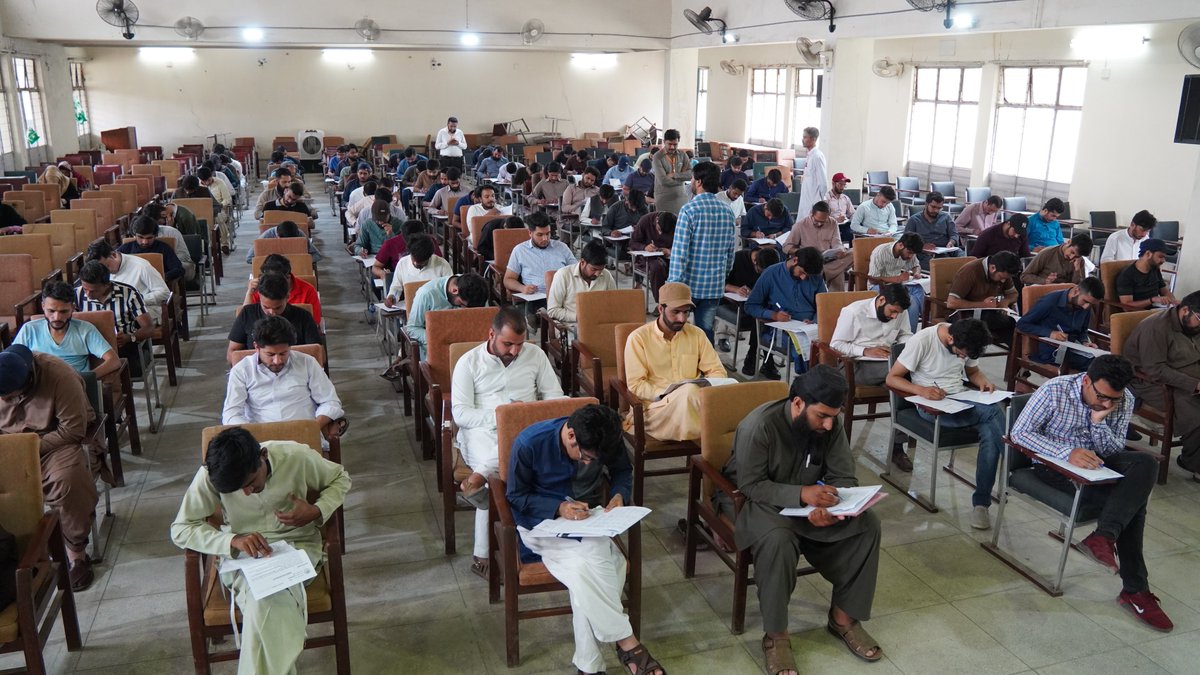 FBISEOfficial's tweet photo. فیڈرل بورڈ  نے پاکستان بھر میں سرکاری ملازمتوں کی بھرتی کے امتحانات شروع کر دیئے۔ 28 مئی 2023 کو، فیڈرل بورڈ  نے دس بڑے شہروں میں امتحانات کا انعقاد کیا، جس میں کل 42,000 امیدواروں نے شرکت کی جنہوں نے منسٹری آف پلاننگ، ڈویلپمنٹ  کے اندر مختلف عہدوں کے لیے درخواستیں دی تھیں۔ https://t.co/XFO5t36VQS