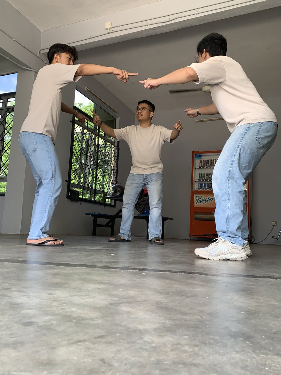 jacqu3swebster's tweet photo. how wearing uniqlo feels like now: https://t.co/dwdZOWUUnH