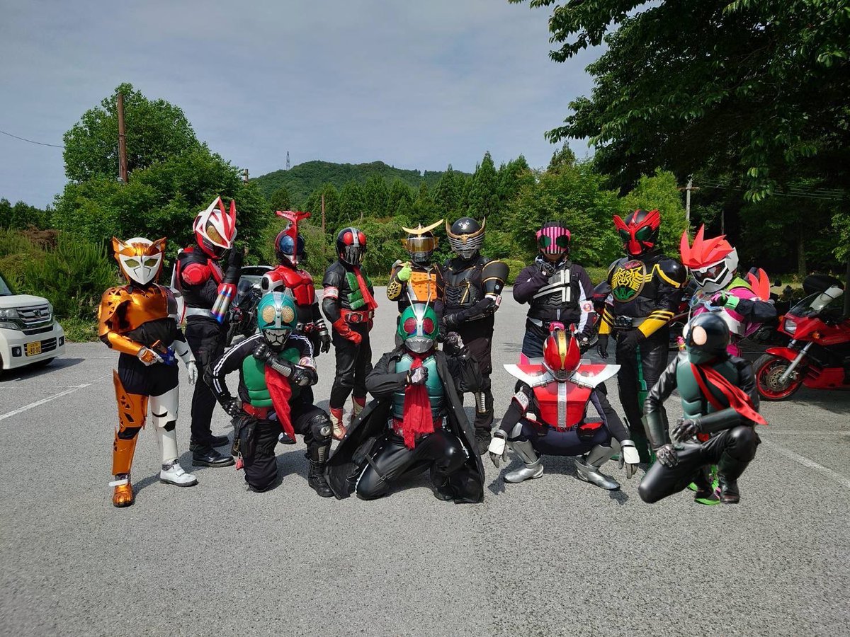 GSR250w's tweet photo. 新入りが参加したがってたと聞き、集合写真に追加してあげました https://t.co/oQ07CXQ8bw