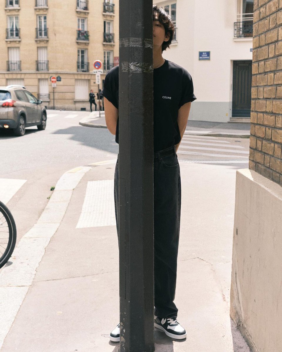 miiniyoongs's tweet photo. [230530 V Instagram Post]

🐯 🚶🏻😏 #CELINEHOMME #CELINEBYHEDISLIMANE 

(1/2) https://t.co/E4448hRUWU