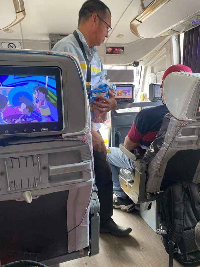 manelavice's tweet photo. Salamat, ‘Tay, for sharing your good vibes with your passengers. Mabuhay kayo🧡
#GreatCOMBInation https://t.co/wBizpgTdLv