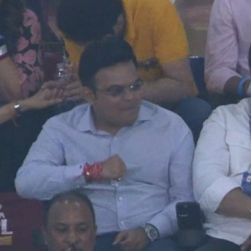मैच के दौरान अश्लील इशारे कर रहा था। जब गुजरात की जीत नज़दीक थी तो उछल-कूद करता हुआ दिखा, मतलब गुजरात को समर्थन कर रहा था। ये रिएक्शन तब की है जब 3 गेंदों में 11 रन बनाने थे और चेन्नई की जीत मुश्किल थी।

ये आदमी कुछ दिन पहले तटस्थ होने की बात कर रहा था। जब एशिया कप के एक मैच में