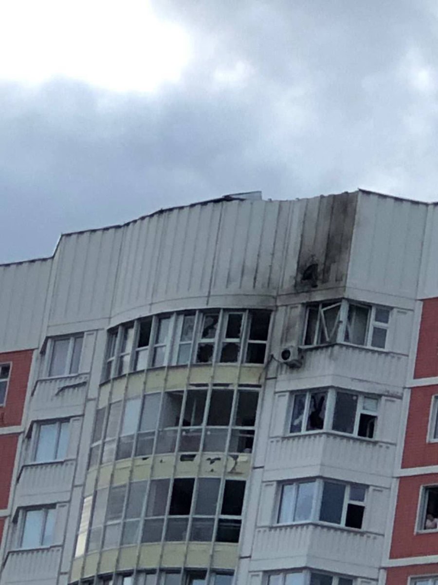 aborealis940's tweet photo. In the morning in #NewMoscow, on Atlasova Street, a UAV crashed into a high-rise building.
Another drone crashed into a residential building in #Moscow on Profsoyuznaya Street. The UAV crashed into the window of an apartment on the 16th floor, https://t.co/db7dtWZ6Lt