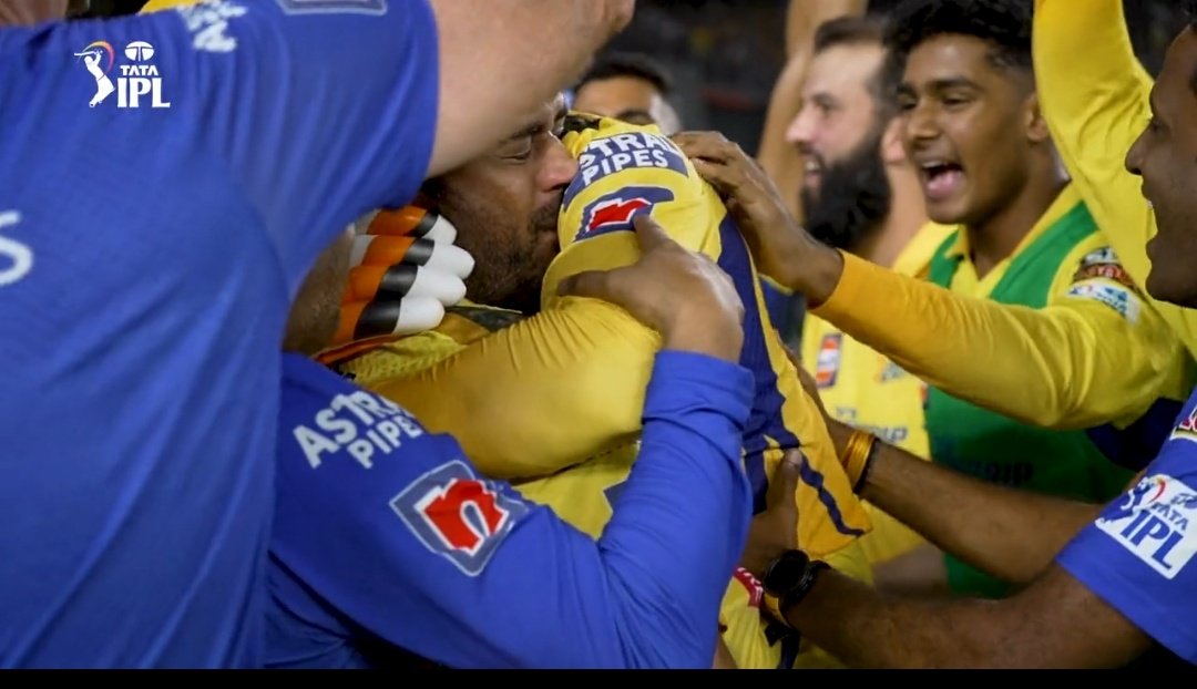 CSKian716's tweet image. We see the blitz, we see the drama, we see the fan following, we see the madness. What we don&apos;t see is a 42yo trying to give his all, wicketkeeping on one knee, hobbling sometimes during an easy run. He let it flow today. He had given everything, he had done everything.