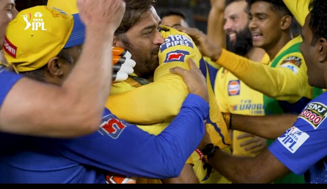 CSKian716's tweet image. We see the blitz, we see the drama, we see the fan following, we see the madness. What we don&apos;t see is a 42yo trying to give his all, wicketkeeping on one knee, hobbling sometimes during an easy run. He let it flow today. He had given everything, he had done everything.