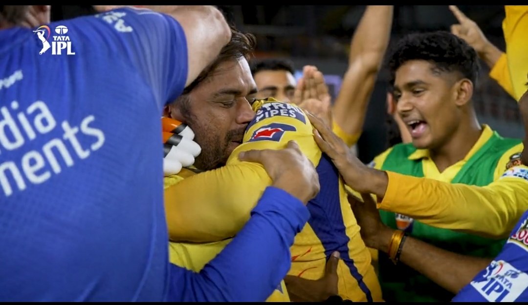 CSKian716's tweet image. We see the blitz, we see the drama, we see the fan following, we see the madness. What we don&apos;t see is a 42yo trying to give his all, wicketkeeping on one knee, hobbling sometimes during an easy run. He let it flow today. He had given everything, he had done everything.