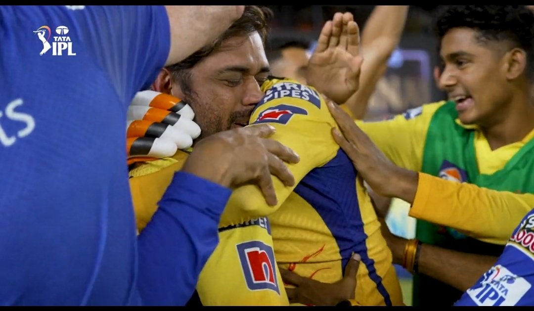 CSKian716's tweet image. We see the blitz, we see the drama, we see the fan following, we see the madness. What we don&apos;t see is a 42yo trying to give his all, wicketkeeping on one knee, hobbling sometimes during an easy run. He let it flow today. He had given everything, he had done everything.