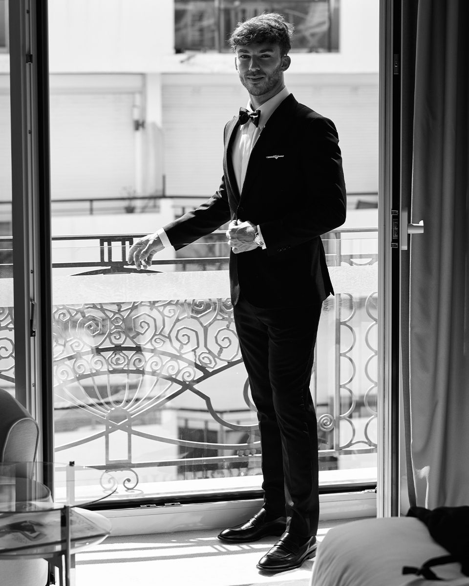 Cannes Film Festival 2023. Pierre Gasly opted for a black Pont Neuf single-breasted jacket and silk Riviera bowtie with a High Jewelry Collection white gold and diamond adorned Les Honneurs Brooch by Francesca Amfitheatrof.
#PierreGasly #LouisVuitton #LVHighJewelry  #Cannes2023