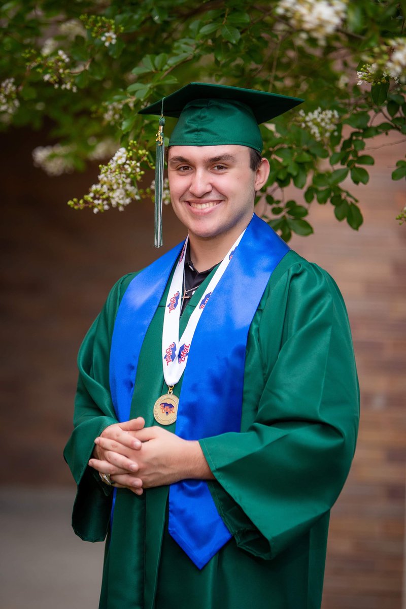 ArtworksHevans's tweet photo. Officially one more day until graduation. So very proud of both my sons! #twinmomma @JoeEvans05 https://t.co/2XDBWV5Q2E