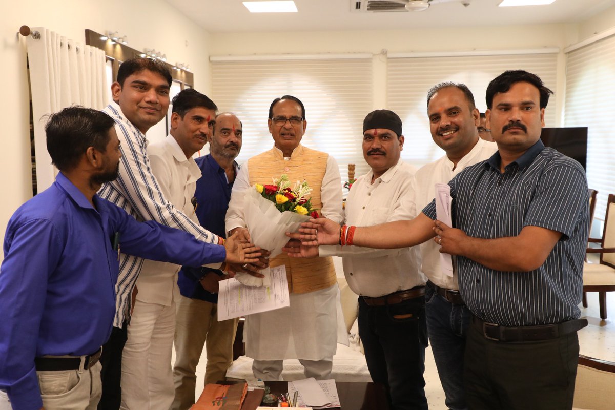 मान. <a href="/CMMadhyaPradesh/">Chief Minister, MP</a> श्री <a href="/ChouhanShivraj/">Shivraj Singh Chouhan</a> जी, हम ग्राम रोजगार सहायकों ने 74 दिनों की हड़ताल रुपी तपस्या आपकी एक आवाज में समाप्त कर दी है हमने 74 दिन लगातार आपकी सुख समृध्दि यश के लिए प्रार्थना की है
हमारी भी सुन लो 
ग्राम रोजगार सहायक की एक ही मांग
#जिला_संवर्ग
#GRS_Jila_Samvarg