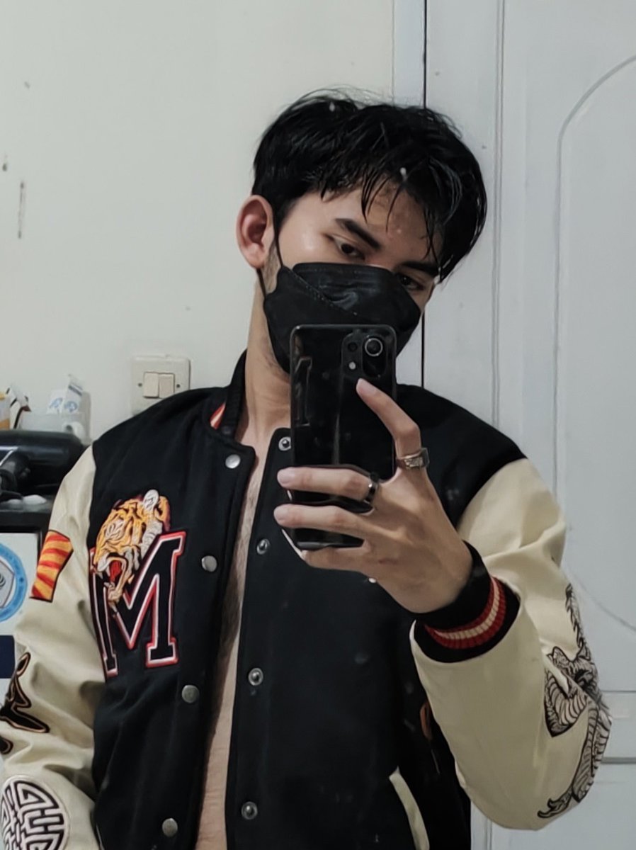 mrdeneuve's tweet photo. just take a selfie https://t.co/DwOh9oJKsT