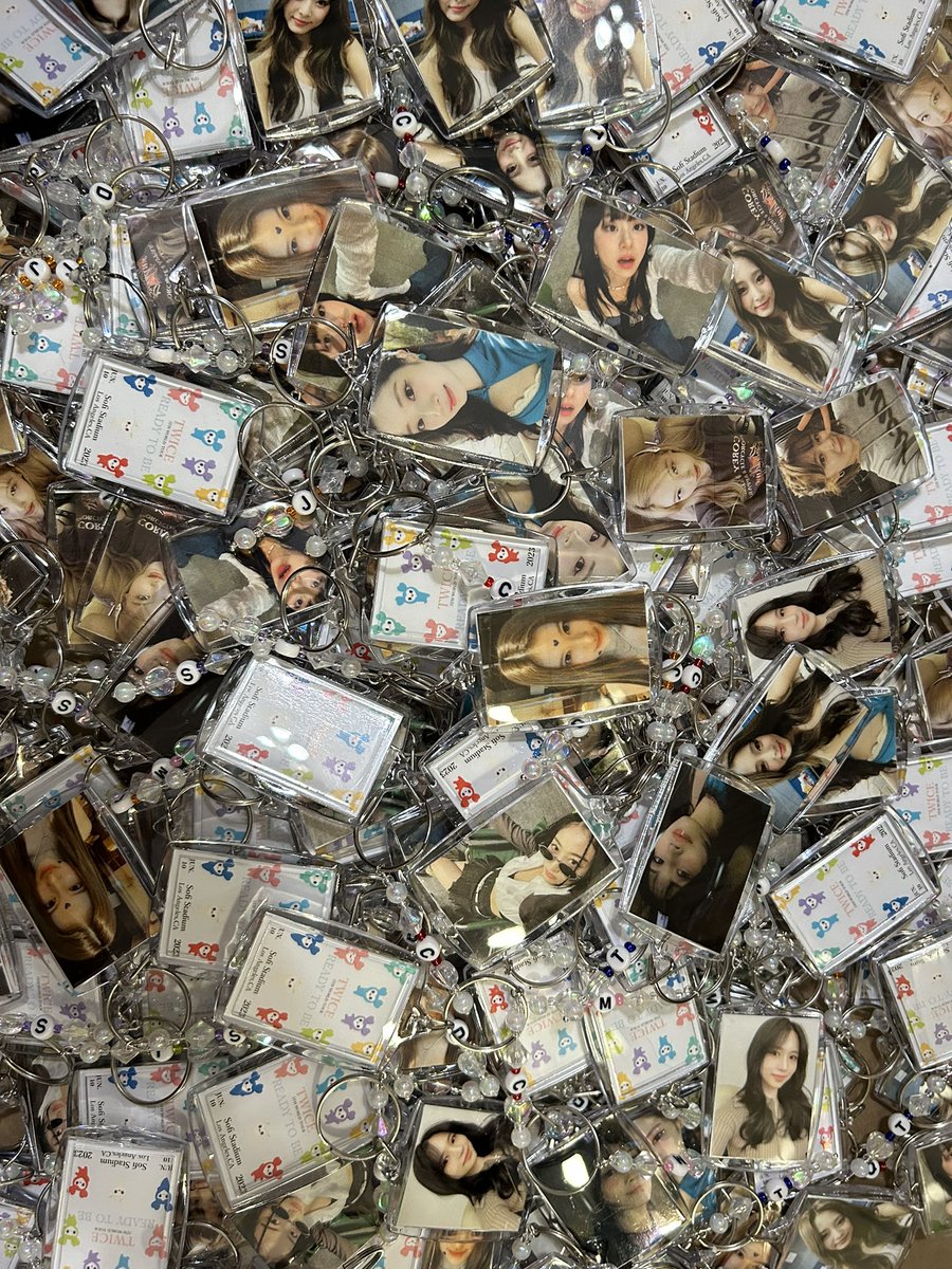 soonxsel's tweet photo. after several days, 300 freebies are done for twice at sofi stadium (thx @aemivs &amp; @lilraton733 for helping)
#TWICE_5TH_WORLD_TOUR https://t.co/3FYc9IH0qy