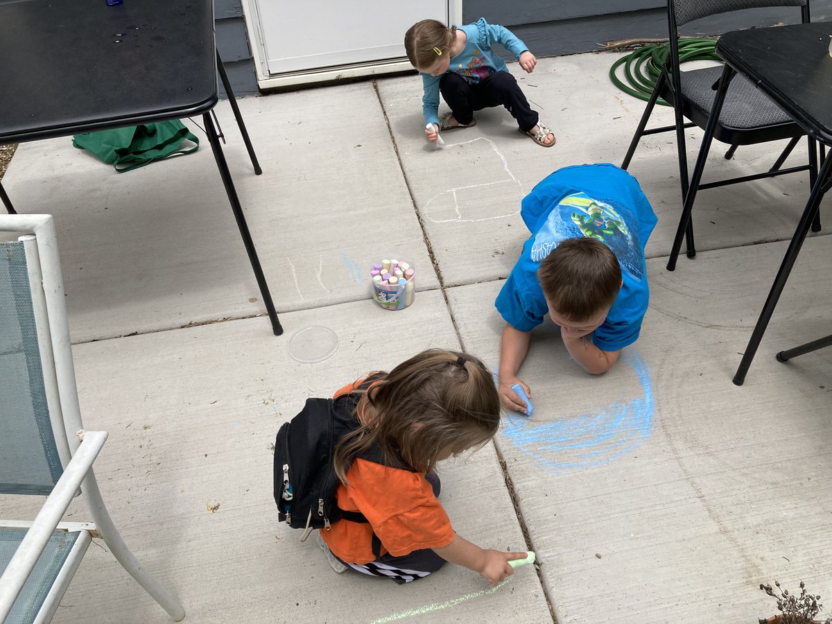 PoliSlix's tweet image. Coloring cousins. #YearInPhotos #sidewalkchalk