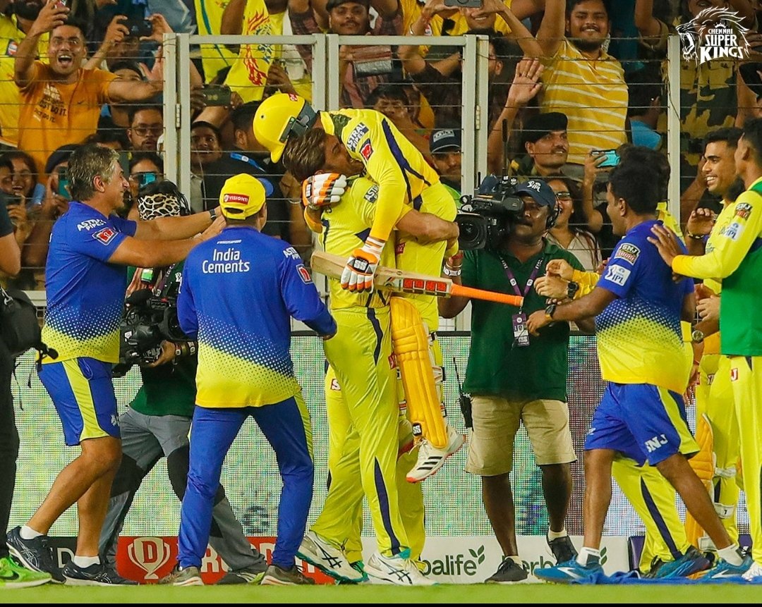 karthika_44's tweet photo. Aur bhai kaha hai vo log jo keh rahe the "Things are not good between #RavindraJadeja and #MSDhoni " ?? 😎

@imjadeja @msdhoni

#TATAIPLFinal #CSKvsGT #IPL2023Finals #RavindraJadeja #MSDhoni https://t.co/NGlGDO9Q2Z