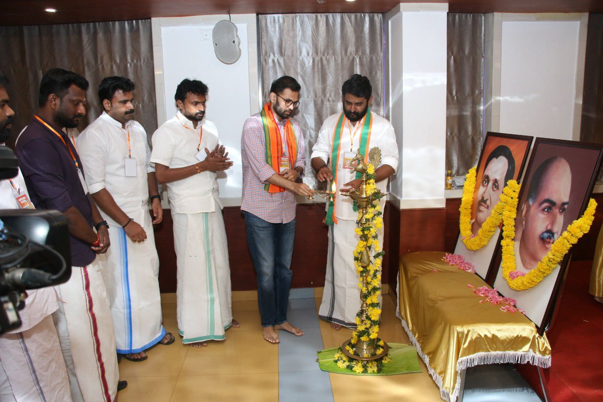 RSAJITH9's tweet photo. യുവമോർച്ച സംസ്ഥാന സമിതിയോഗം തിരുവനന്തപുരം 🧡🧡
@BJYM 🧡
@BJYM4Keralam🧡  @BJYM4TVM 🧡
 @Tejasvi_Surya @PraphulOfficial @Madhukeshwar @RSAJITH9 https://t.co/8oEresjsgL