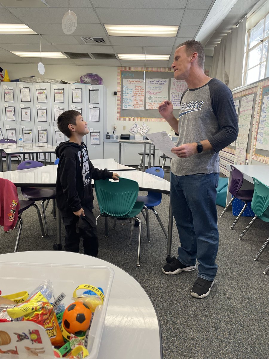 Besides broadcasting the recognition over the PA, Mr. Wallace always makes a point of personally delivering Mustang Shout-Outs to students who earn them. What a boost for these ⁦<a href="/NarancaMustangs/">Naranca Elementary School</a>⁩ students like this Room 17 super star. #Leadership
⁦<a href="/CajonValleyUSD/">CajonValleyUSD</a>⁩