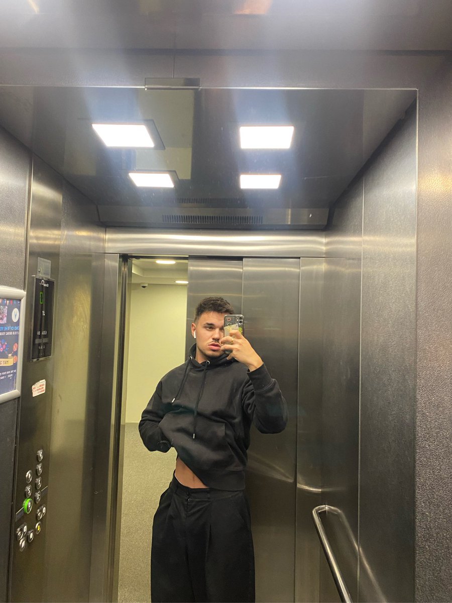 Leoij_'s tweet photo. Mirror pic https://t.co/lnrS3iW2Mz