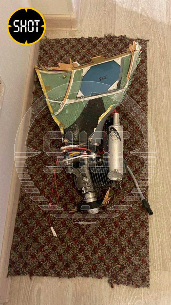 BPartisans's tweet photo. Photos exclusives - un drone qui a volé dans l'appartement d'un Moscovite au 16ème étage de la rue Profsoyuznaya. Le drone a cassé la vitre. Il n'y a pas eu de victimes. https://t.co/LlbISxIJ1F