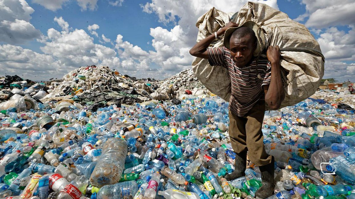 In Paris verhandelt die Regierungen über ein #Plastikabkommen. Auf dem Tisch liegt ein umstrittener Vorschlag: Eine #Obergrenze für die Plastikproduktion. Bedeutet das das Ende von Einwegflasche und Wegwerfverpackung? wiwo.de/unternehmen/in…