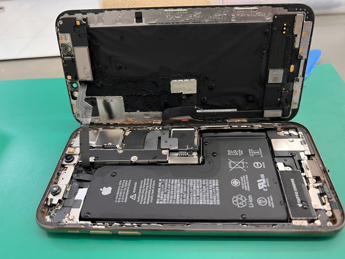 iphone_ritto's tweet photo. やってしまったiPhone水没  水没してしまった場合は、すぐに電源を切って、お近くのiPhone修理店へお持ち込みください。
 水没しても起動している場合がありますが、動作がおかしい？と思った時点で電源をOFFにしてください。 

アイサポ栗東店
https://t.co/6OOCLw7mNf https://t.co/XlZYoh5bwo