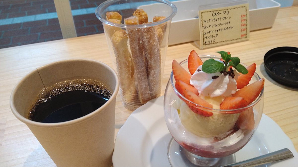 teizoh's tweet photo. #いちごミニパフェ 
#自家製シナモンラスク 
#ホットコーヒー 
市場内とは思えないオシャレな内装

#川崎市北部市場 内のカフェ『#NLABO』
お昼過ぎるとほとんどの店が閉まっている関連棟で15時まで営業している貴重な店なので混雑している https://t.co/ZzZG6aJiEg