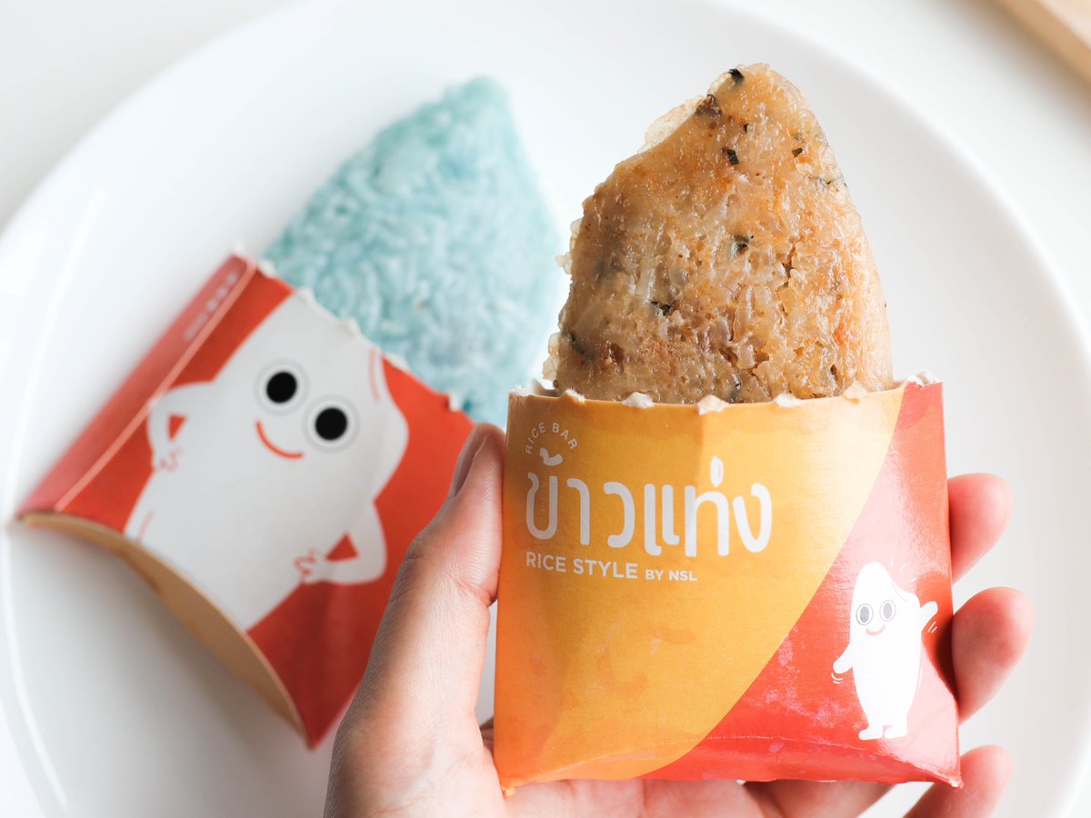 zeantoeiza's tweet photo. แก อร่อยเกินคาดมากเลยอะ! แบรนด์ข้าวแท่งที่เป็นข้าวแท่งของจริง แค่อุ่นร้อนก็กินได้เลย เราลองข้าวเหนียวลาบหมูกับอัญชัญมะพร้าวลำไย ไส้แน่นมากกกกก อร่อย รสดี ชิมแล้วถึงกับมองหน้ากับแฟน ทำได้ไง เก่งอะ 55555 มีติดบ้านไว้พกไปกินรองท้องระหว่างเดินทางได้ เหมาะกับคนชีวิตเร่งรีบเว่อ! 👏 https://t.co/Qvf6rFkVdk