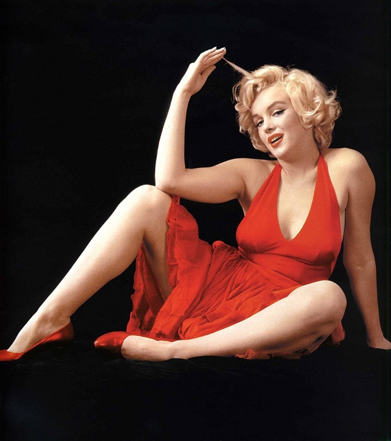 Milton H. Greene - Marilyn Monroe, 'Red sitting' (Jan 27, 1957)
#photography #MiltonHGreene #MarilynMonroe