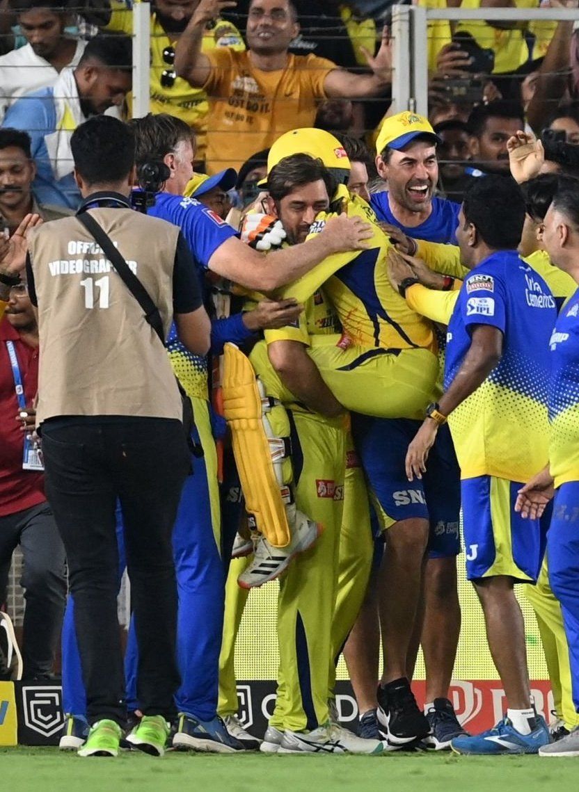 We have never seen MS Dhoni celebrating Like this.

This is what Sir Jadeja can do.😍😀

#MSDhoni #MSDhoni𓃵 #RavindraJadeja #DeepakChahar #IPL2023Final #IPL2023 #CSKvsGT #CSKvGT #ChennaiSuperKings