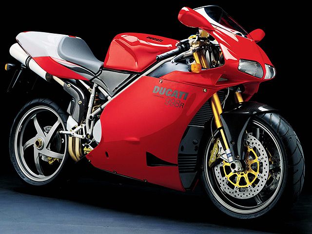 garuda_inc's tweet photo. SPEEDCARBON製DUCATI 998Rタイプ　カーボンシートカウル。いまなら在庫あります！
サイドのエアダクトが無いタイプとなります。お早めにご検討宜しくお願いいたします。
https://t.co/4BvMZUyzjO
#DUCATI #998R #998S #996R #996S #SPEEDCARBON
#CARBON #GARUDA https://t.co/DAO7bSLlvW