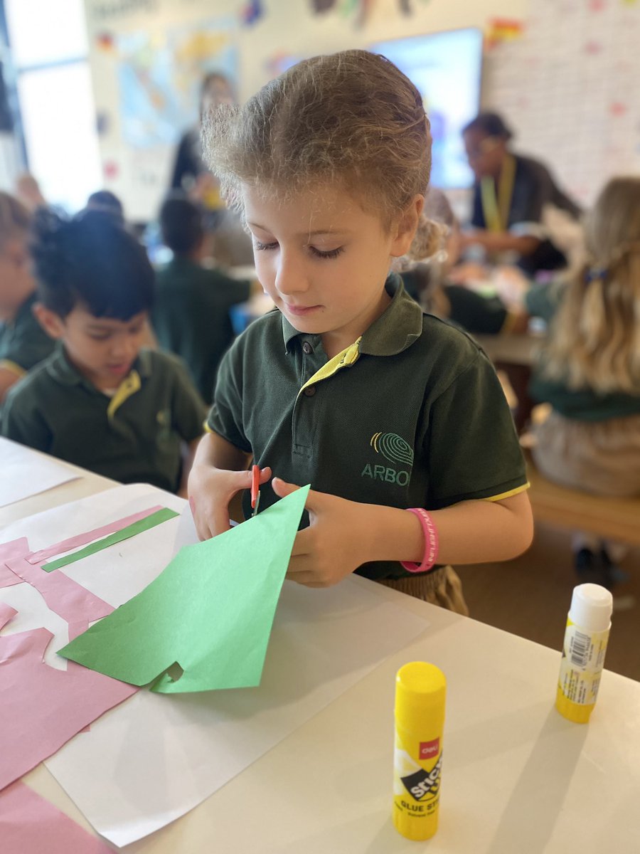 ArborFoundation's tweet photo. FS2 Tulip have taken part in #theflagproject by artist @jidahlgren incorporating shapes, colours and lines to create an abstract piece of art. What an amazing morning of learning and creativity. #armholding #art #abstract #learningthroughart #eyfs #mydubai #artistsofinsta https://t.co/dp4pbN0GiU