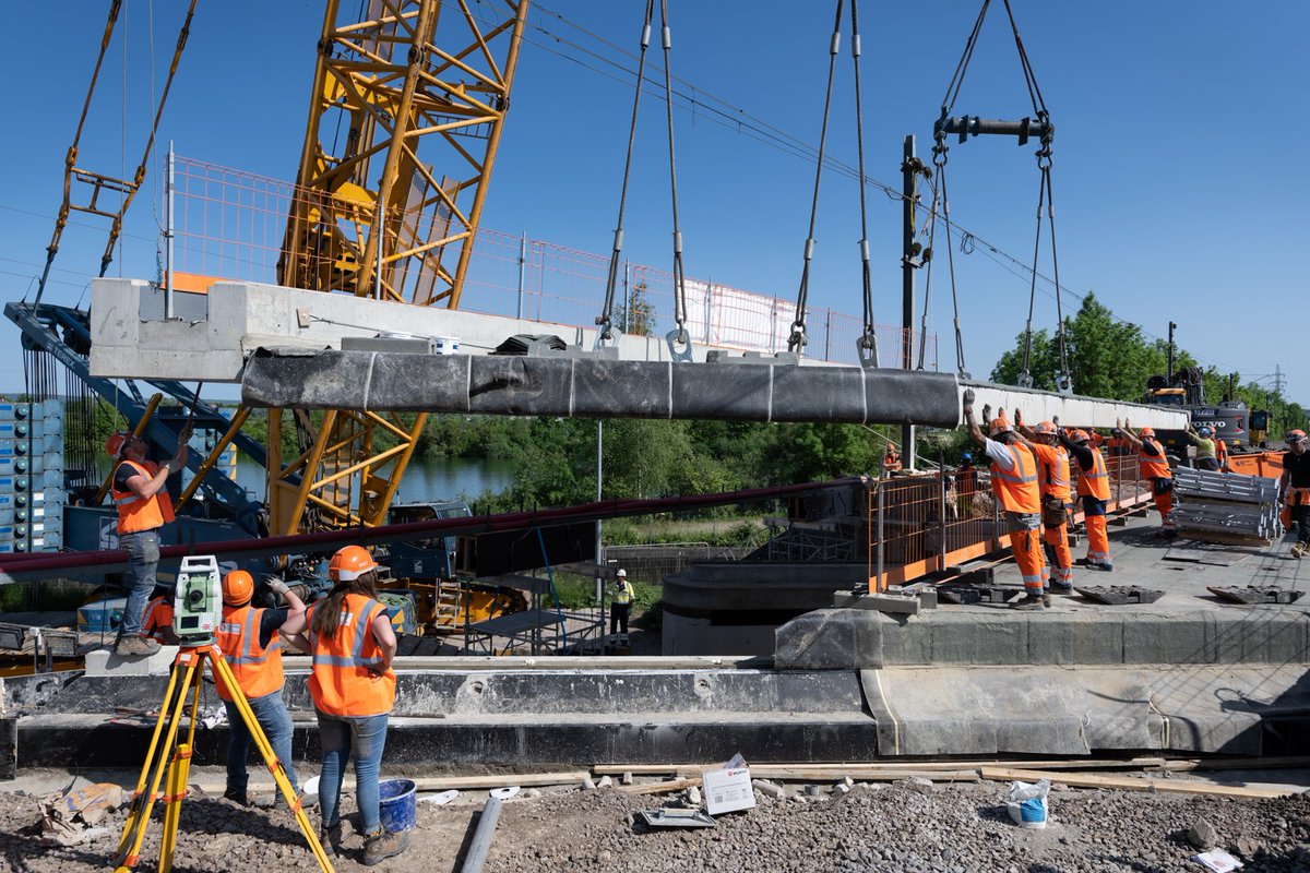 laurence_berrut's tweet photo. Histoire de ponts ce week-end en Lorraine !
1⃣ MANOM
@SNCFReseau a remplacé 1 pont-rail en 70h chrono. Planning serré, objectif atteint! La circulation des trains a repris à mardi à 5h👍
2⃣ THIONVILLE
@SNCFReseau a contribué à la pose du pont-route au-dessus de la gare.👏le SMITU https://t.co/0iVQbAvp9j