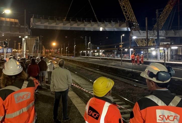 laurence_berrut's tweet photo. Histoire de ponts ce week-end en Lorraine !
1⃣ MANOM
@SNCFReseau a remplacé 1 pont-rail en 70h chrono. Planning serré, objectif atteint! La circulation des trains a repris à mardi à 5h👍
2⃣ THIONVILLE
@SNCFReseau a contribué à la pose du pont-route au-dessus de la gare.👏le SMITU https://t.co/0iVQbAvp9j