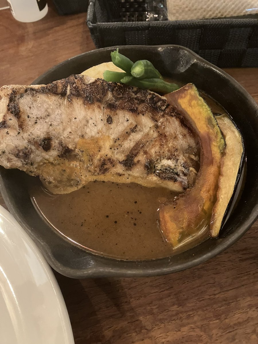 今日のハマ飯

アルペンジローさんで　やまゆり豚

並びがなかったので久々に食べました！

炭火の上に溶岩石を置いて火入れ
心地よい炭香でしっとり柔らかい。　
もちろんスープカレーとの相性も最高ですが、単純にステーキ店としてめちゃくちゃ美味しいです！

次はお肉ワシワシ食べたい