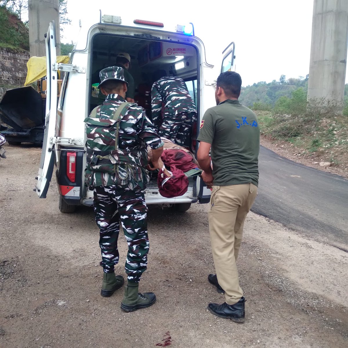 jammusector's tweet photo. Troops of #137Bn_CRPF carried out rescue operation to evacuate injured Driver &amp; Passengers from ill fated Bus which turned turtle and  fell down from Jhajjar Kotli Bridge on NH 44 
#CRPFinServiceToHumanity @crpfindia @CRPFmadadgaar https://t.co/eSnr40G0Z7