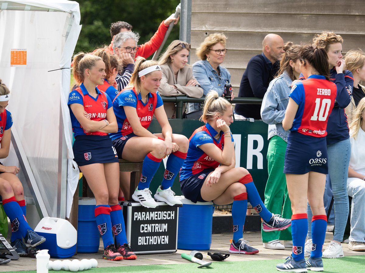 Pien Dicke kwam gisteren emotioneel van het veld. De spits scoorde voor SCHC, maar zag haar team de shoot-outs verliezen: ,,Verdriet overheerst, maar ben trots op mijn team"
hoofdklassehockey.nl/nieuws/pien-di…