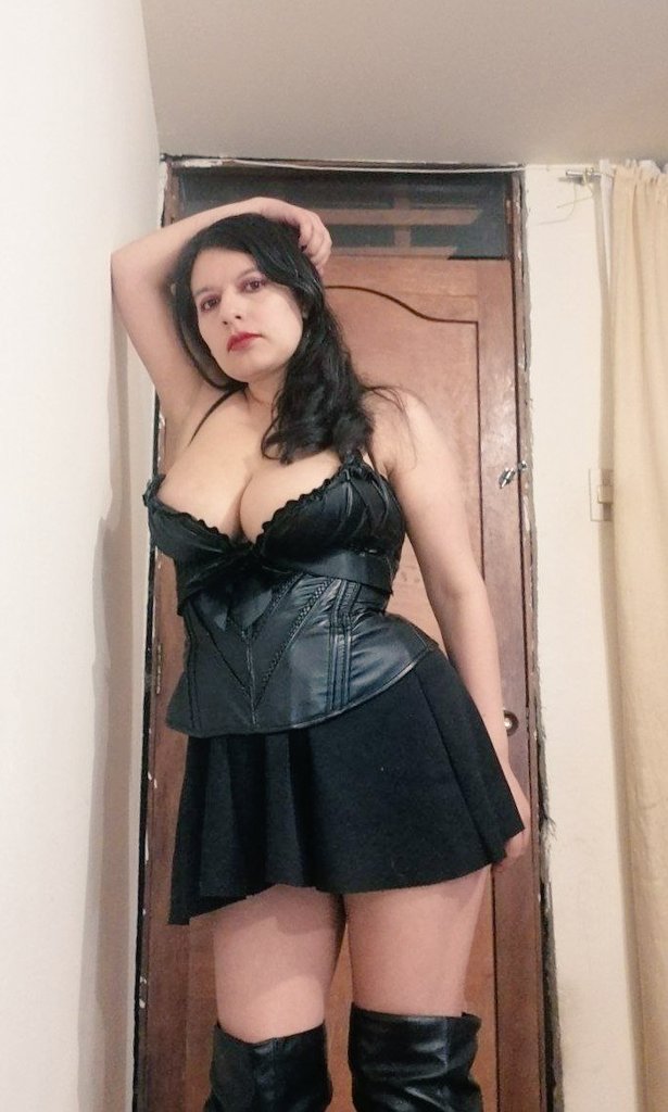 Dianafer969's tweet photo. Esta soy yo decidiendo con que ropa es mejor no salir a la calle...
Soy bajita mido 162 y muy poco atlética. https://t.co/X74nXcoyre